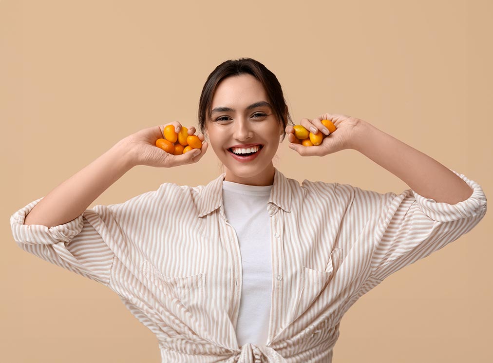 Kumquats y naranjos chinos frescos resaltando sus beneficios antioxidantes y saludables.
